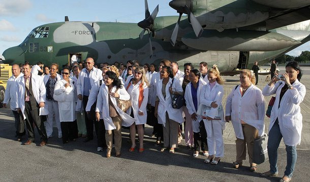 PA - Recife - 27.10.2013 - Um grupo de 70 medicos cubanos chega a base aérea de Recife para fazer parte do programa "Mais Medicos" em Pernambuco. Foto: Hans von Manteuffel