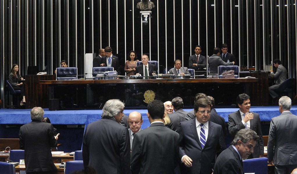 Senadores discutem a Proposta de Emenda à Constituição 22A/2000, que torna obrigatória a execução de emendas parlamentares ao Orçamento da União e cria uma fonte de financiamento estável para a saúde pública