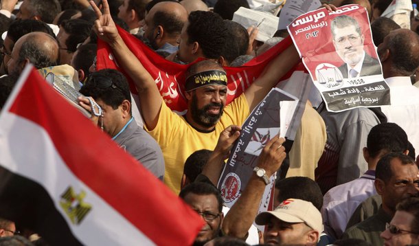 Egípcios protestam contra poderes do presidente