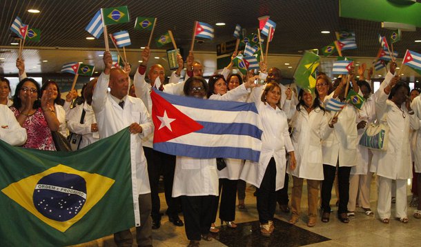 RECIFE, PE, 24.08.2013: PROGRAMA MAIS MÉDICOS/PE - Alguns médicos de Cuba participam de coletiva junto com o secretário de gestão do trabalho do Ministério da Saúde. Médicos cubanos chegam ao Recife. Palavras-chaves: Cuba - SUS - OPAS - Brasil - convênio 