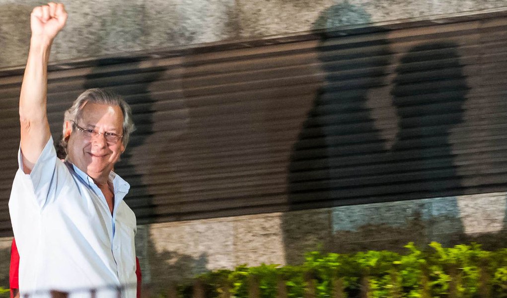 SÃO PAULO, SP, 15.11.2013: JOSÉ DIRCEU/MENSALÃO/SP -  O ex-ministro da Casa Civil, José Dirceu se entregou, por volta das 20h30, na superintendência da Polícia Federal, em São Paulo. (Foto:Adriano Lima / Brazil Photo Press/Folhapress)