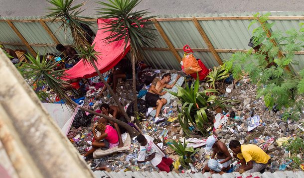 RIO DE JANEIRO, RJ, BRASIL, 22-10-2012, 12h00: Usuarios de crack que se concentravam na regiao das favelas do Jacarezinho e Manguinhos, agora pacificadas, migraram para proximo as favelas do Complexo da Mare, na proximidade da avenida Brasil. Uns sao vist