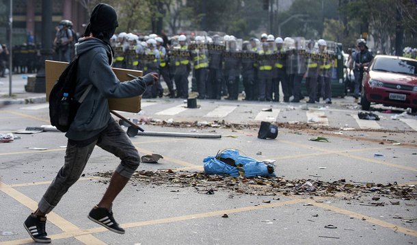 SÃO PAULO, SP, BRASIL,  07-09-2013, 14h00: Black Blocks e manifestantes de outros movimentos realizam protesto na Avenida Paulista. (Foto: Marcelo Camargo/ABr)