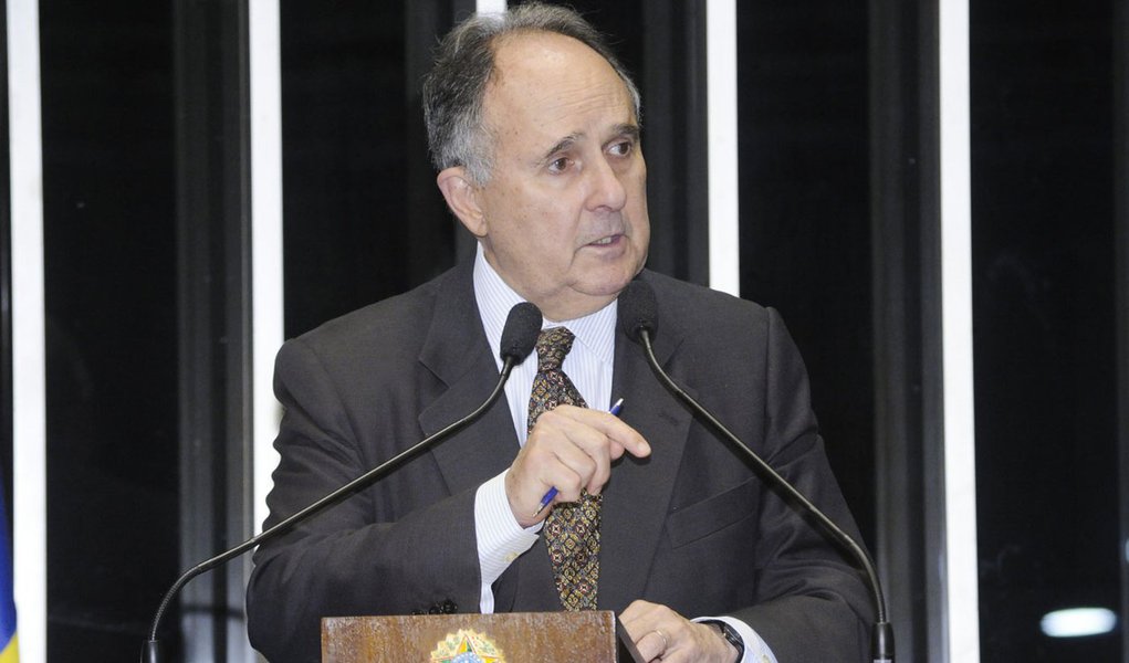 Em discurso na tribuna do Senado, senador Cristovam Buarque (PDT-DF)