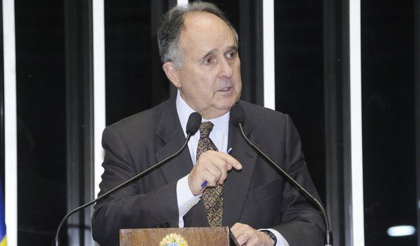 Em discurso na tribuna do Senado, senador Cristovam Buarque (PDT-DF)