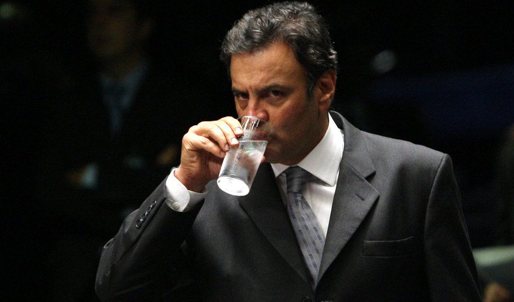 Contra PT, Aécio apoia até candidato do PCdoB