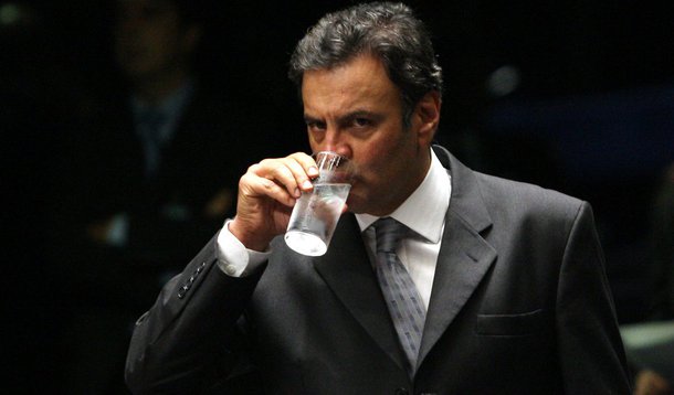Contra PT, Aécio apoia até candidato do PCdoB