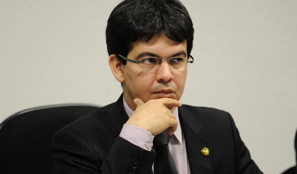Senador diz que saída de Cachoeira da prisão é mau presságio