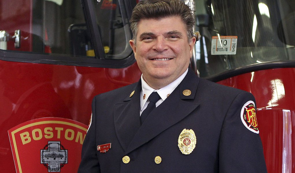 Chefe dos bombeiros de Boston se demite após críticas