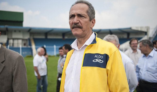Aldo visita estádio onde seleções poderão treinar