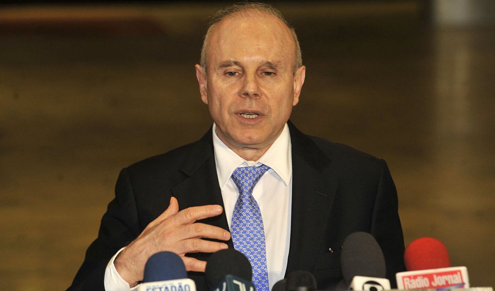 Mantega ataca juros de cartões de crédito