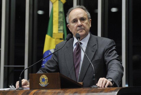 Em discurso na tribuna do Senado, senador Cristovam Buarque (PDT-DF)