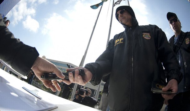 Agentes da PF entregam distintivos e armas em SP