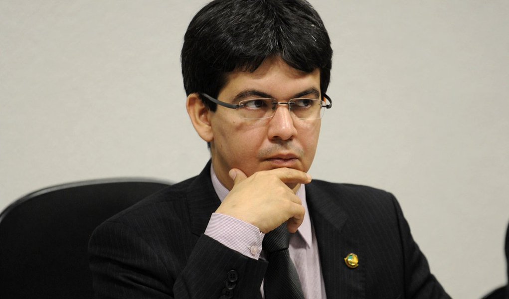 Senador diz que saída de Cachoeira da prisão é mau presságio