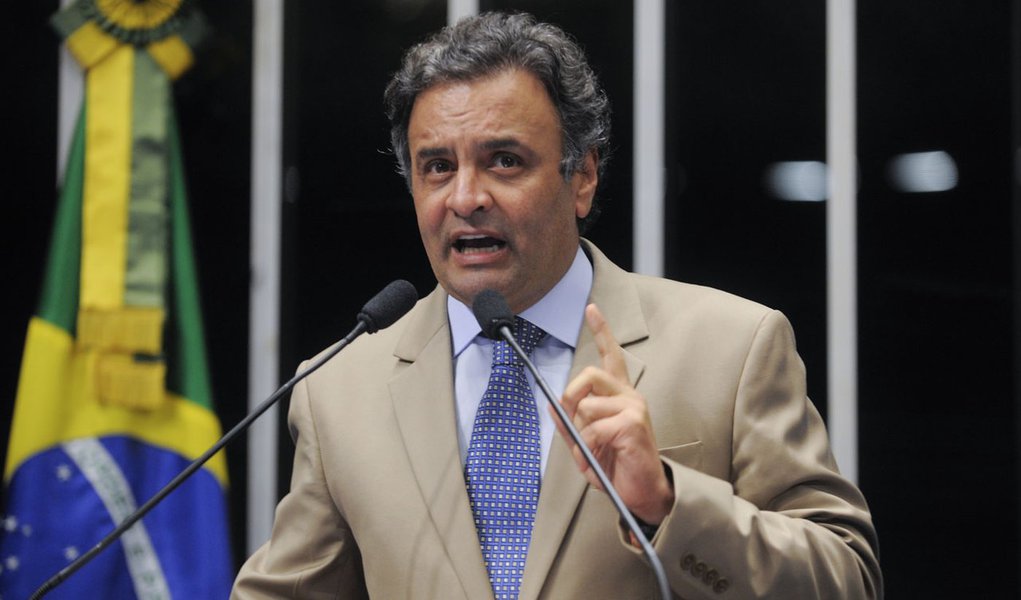 Protestos forçam Aécio a desistir de viagem para PE