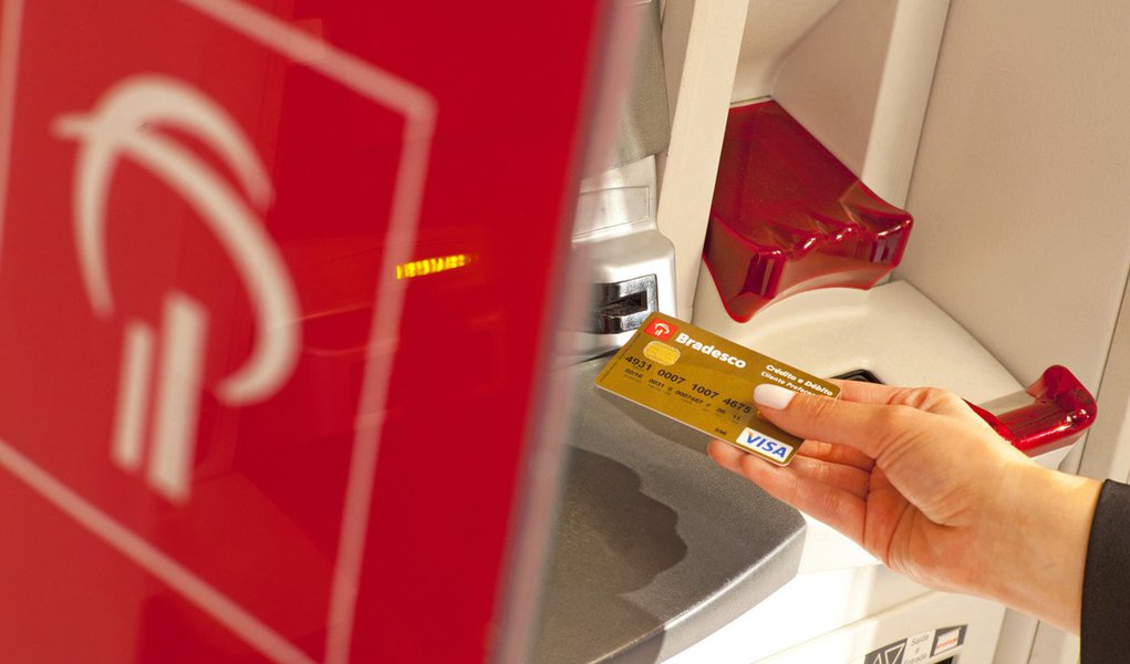 Bradesco faz forte redução nos juros dos cartões de crédito