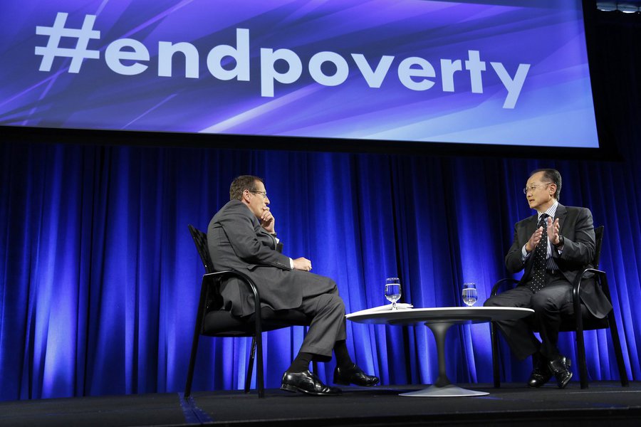 World Bank President Jim Yong Kim (R) speaks during an on-stage interview about the bank's efforts to end poverty with CNN's Richard Quest (L) prior the start of the annual IMF-World Bank fall meetings in Washington, October 9, 2013.  REUTERS/Jonathan Ern
