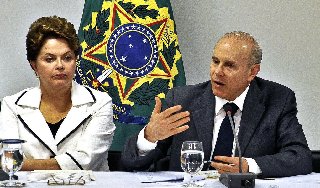 Dilma e Mantega não aprendem com o fracasso, diz Estadão
