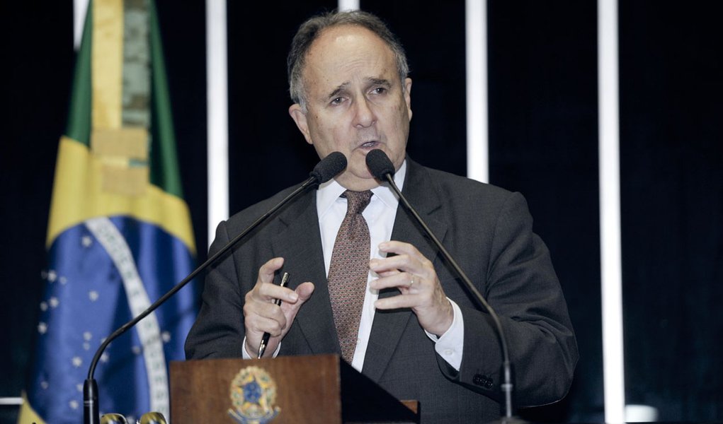 Em discurso na tribuna do plenário do Senado Federal, senador Cristovam Buarque (PDT-DF)