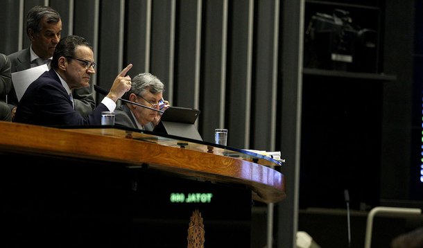 BRASÍLIA, DF, 09.09.2013: CÂMARA/REUNIÃO/DF -  O presidente da Câmara, Henrique Eduardo Alves (PMDB-RN), preside sessão extraordinária no plenário da Câmara dos Deputados, nesta segunda-feira (09), em Brasília. Os deputados tentam votar a PEC 615/13, mas 