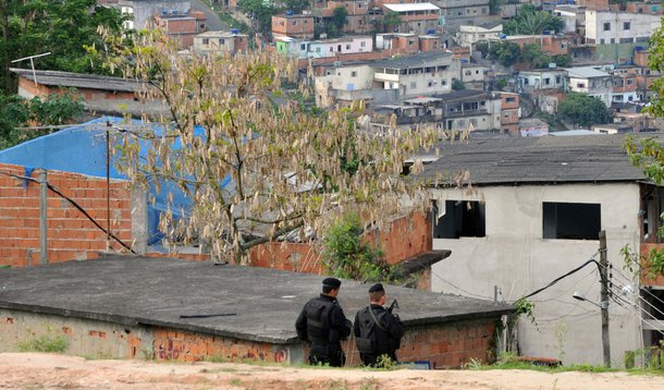 Rio de Janeiro -Dois  blindados da Marinha pilotados por fuzileiros navais que foram usados na ocupação do complexo do Alemão levam jornalistas pelas ruas da favela e rotas de fuga na pedra do sapo que foi utilizada pelos traficantes  para deixarem a comu