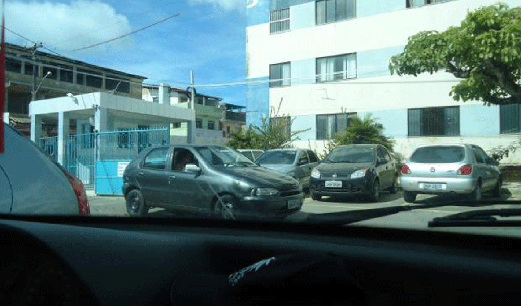 Moradores bloqueiam pista no Santo Inácio