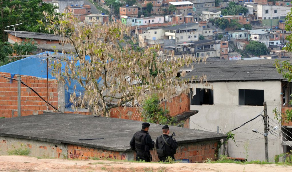 Rio de Janeiro -Dois  blindados da Marinha pilotados por fuzileiros navais que foram usados na ocupação do complexo do Alemão levam jornalistas pelas ruas da favela e rotas de fuga na pedra do sapo que foi utilizada pelos traficantes  para deixarem a comu