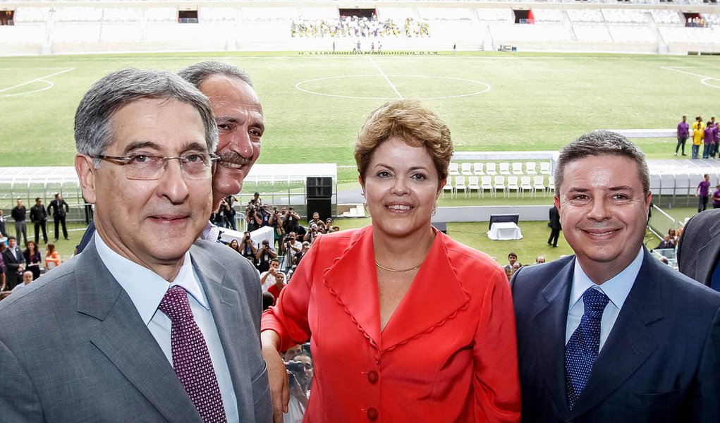 Na terra de Aécio, Dilma mostra lado mineiro