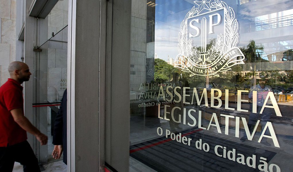 Oposição aponta alinhamento automático em Assembleia de SP