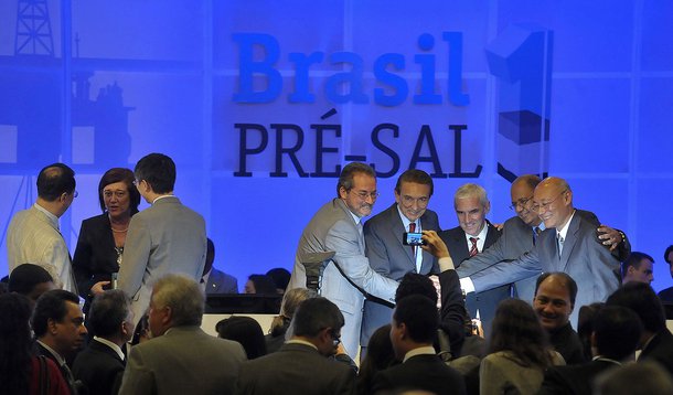 Rio de Janeiro - Consórcio formado pelas empresas Shell, Total, CNPC, Cnooc e Petrobras foi o vencedor da 1ª Rodada de Licitação do Pré-Sal com lance único e terá o direito a explorar e produzir o petróleo da área de Libra, na Bacia de Santos. O ministro 