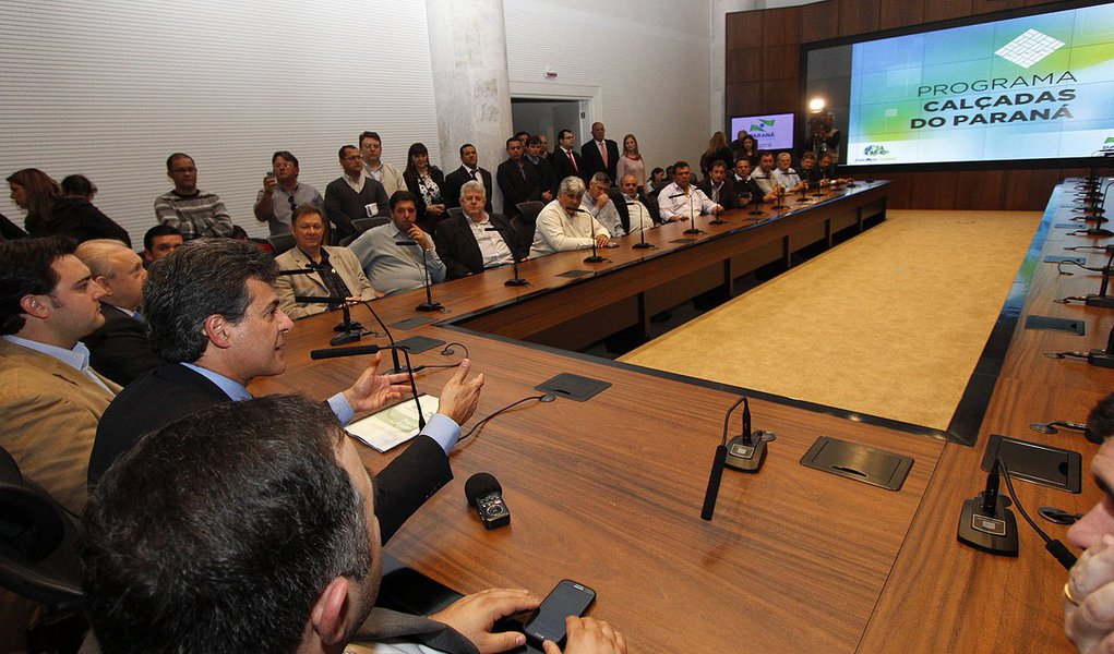 O governador Beto Richa junto com o secretário do Desenvolvimento Urbano, Ratinho Junior, libera os recursos do Programa Calçadas do Paraná para 31 pequenos municípios. Curitiba, 21/08/2013. Foto: Pedro Ribas/ANPr