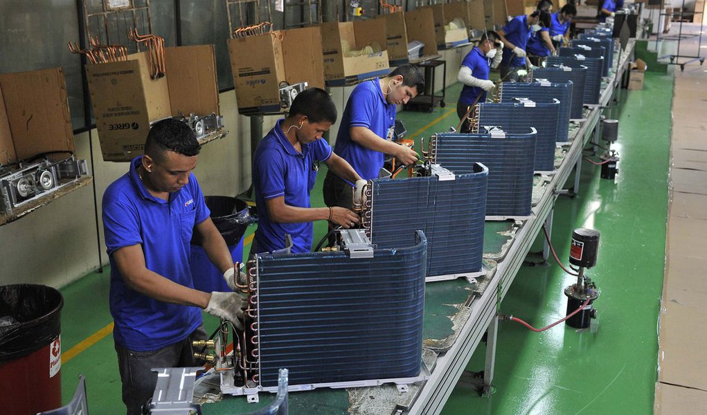 Pela sexta semana seguida, economistas reduziram suas previsÃµes de expansÃ£o da economia brasileira neste ano, vendo queda maior da indÃºstria, mas insuficientes para aliviarem a pressÃ£o sobre a inflaÃ§Ã£o. 24/06/2014 REUTERS/Jianan Yu