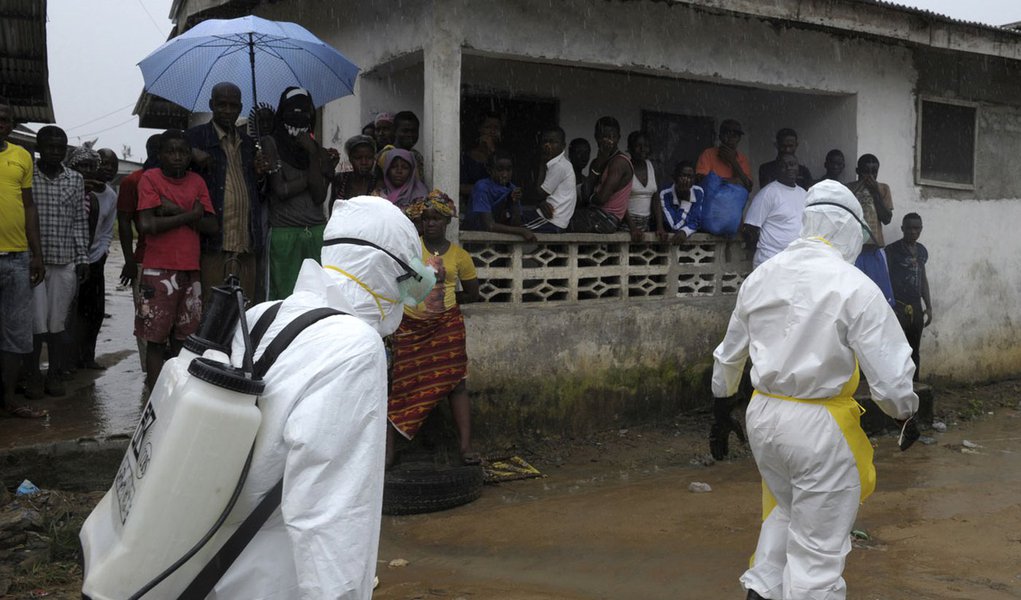 Agentes da saÃºde com vestimenta especial de proteÃ§Ã£o se preparam para carregar um corpo abandonado com sintomas de Ebola em MonrÃ³via, na LibÃ©ria, no domingo. 17/08/2014 REUTERS/2Tango