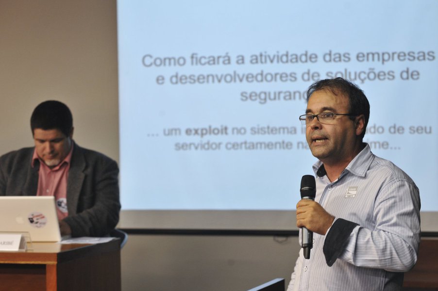 Sergio Amadeu avisa: a internet corre perigo