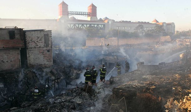 Incêndio em favela de SP deixa mais de 400 desabrigados