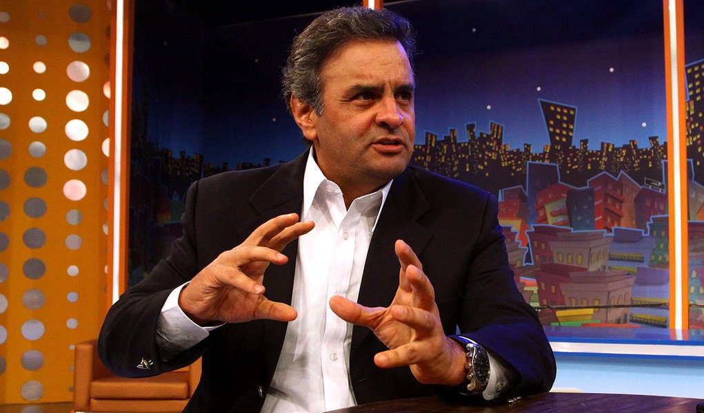 Como Marina, Aécio fala em "Mensalão da internet"