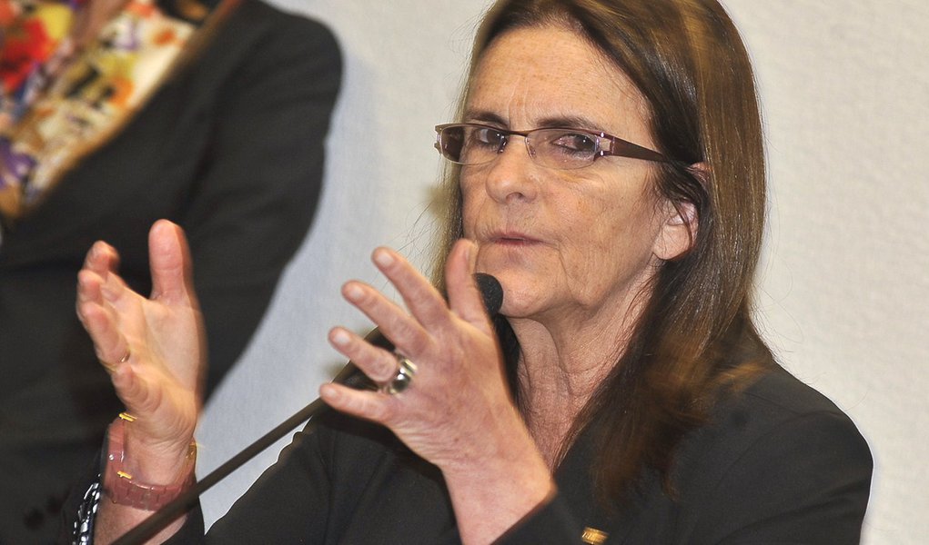 Preço da gasolina não vai subir, diz Graça Foster