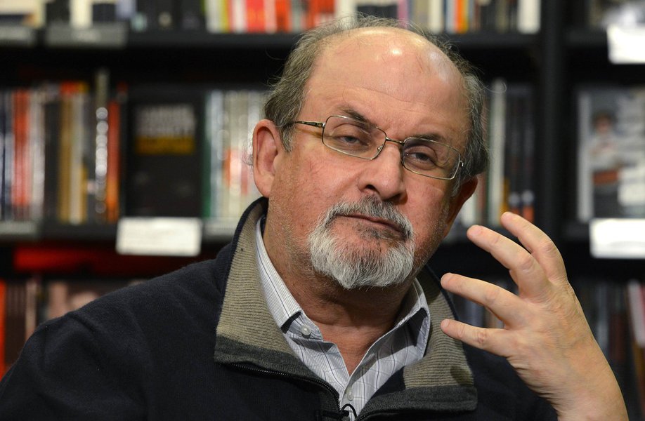 Salman Rushdie aponta declínio dos escritores ocidentais