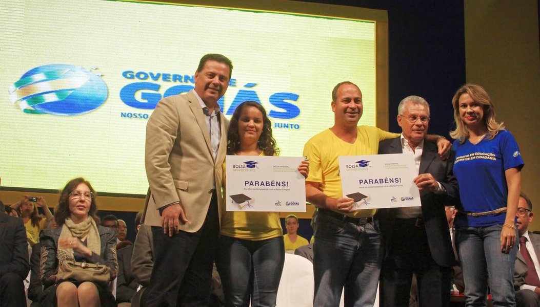 Perillo entrega mais 8 mil bolsas universitárias