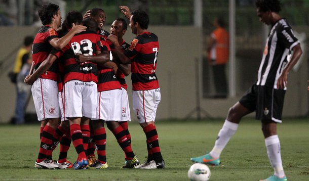 Fla segura o Galo e ajuda o Flu