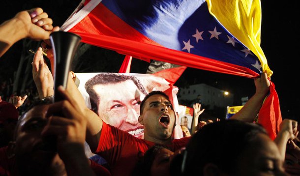 Venezuelanos vão às urnas em eleição polarizada