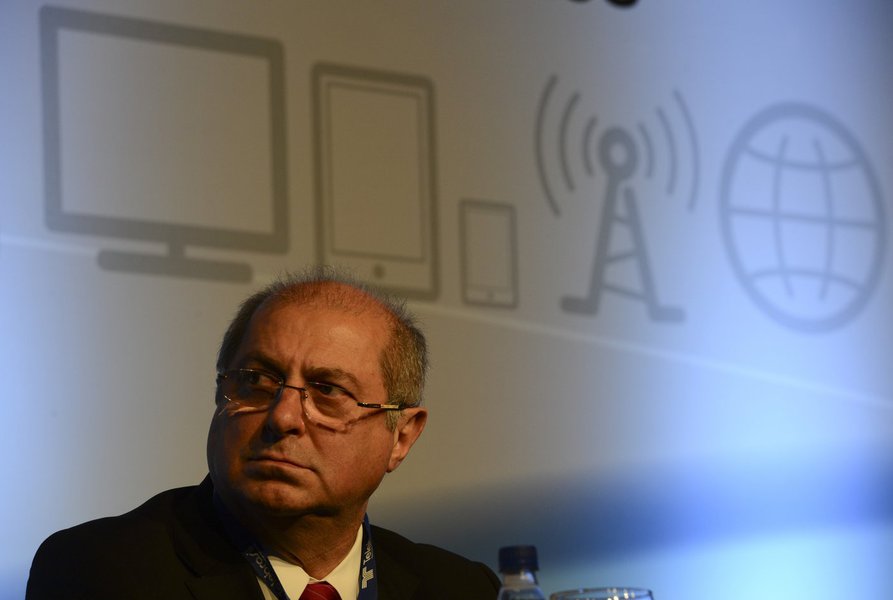 Bernardo adia decisão sobre Vivo e TIM