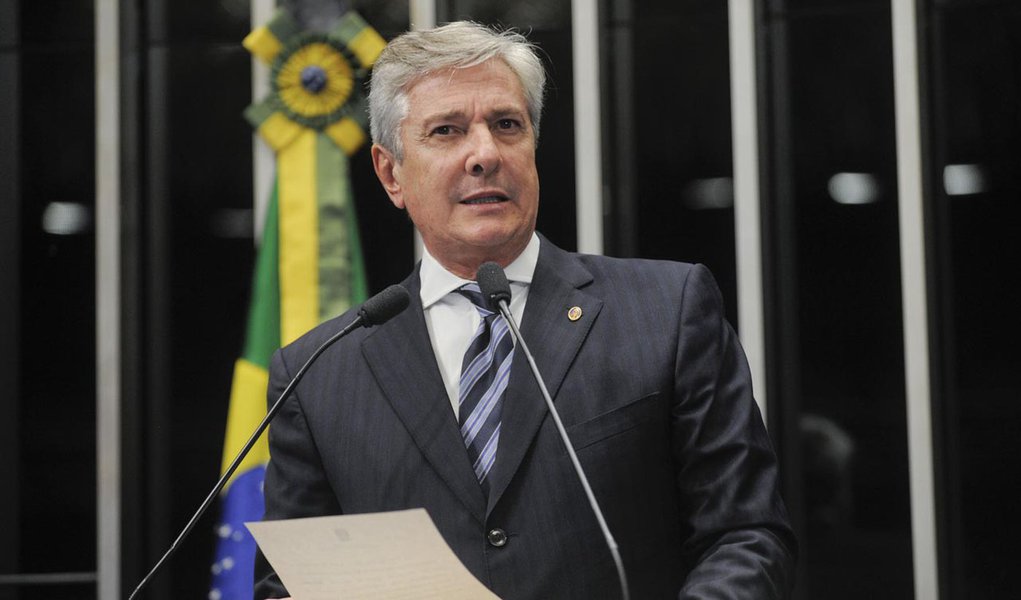 Collor quer discutir impacto da educação na economia