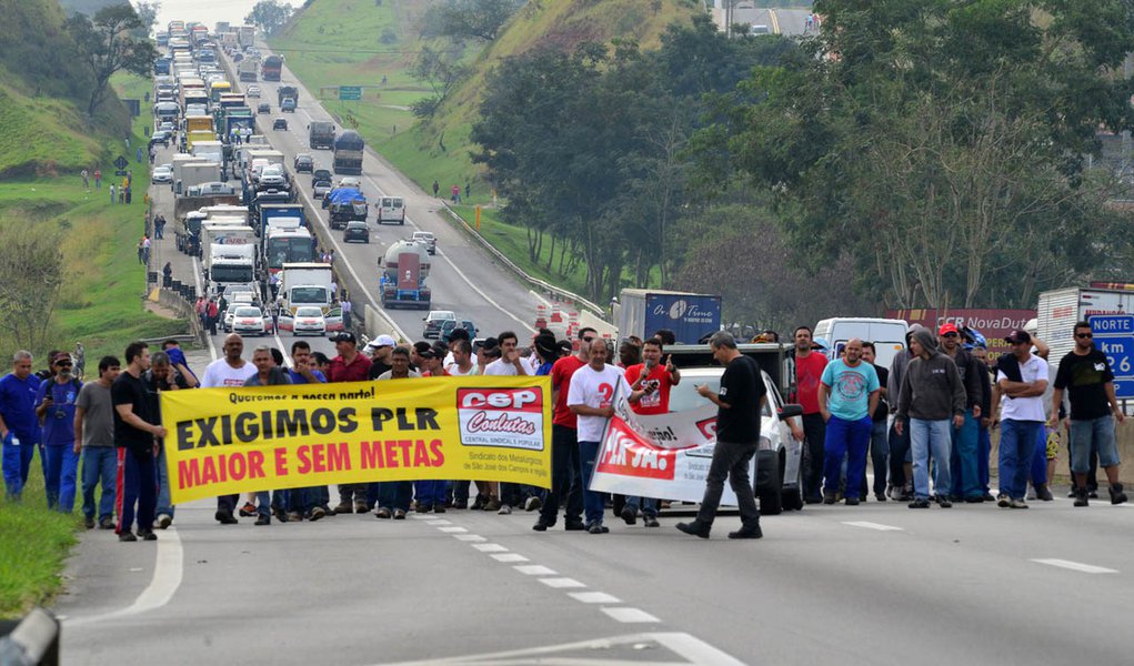 Manifestantes interditam dois sentidos da Via Dutra