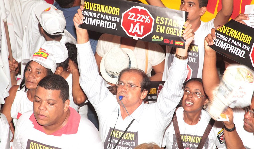 Docentes da rede estadual param por 24 horas
