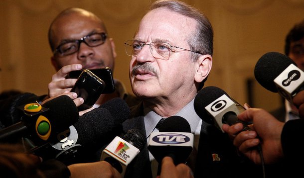 Tarso responde aos protestos e pede paz