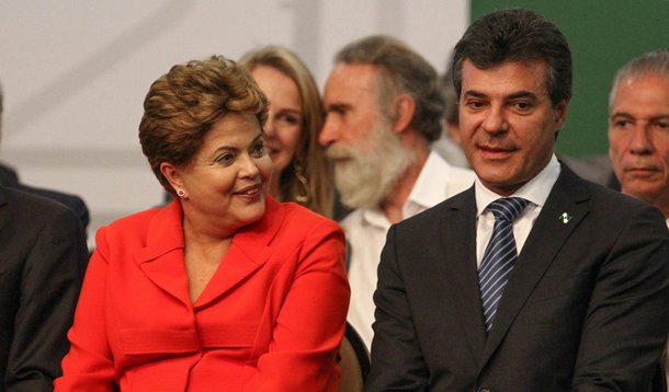 CURITIBA, PR, 29.10.2013: DILMA ROUSSEFF/PAC/PR - Dilma Rousseff e o governador Beto Richa. A presidente Dilma Rousseff  durante anúncio de recursos do PAC da Mobilidade. Serão R$ 5,3 bilhões destinados à área do transporte coletivo de Curitiba e região m