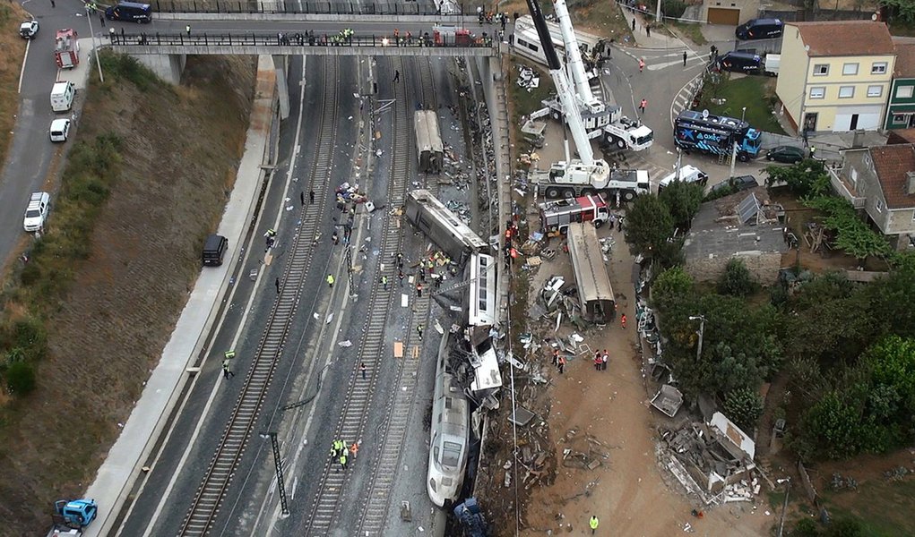 Maquinista diz que se distraiu em acidente na Espanha