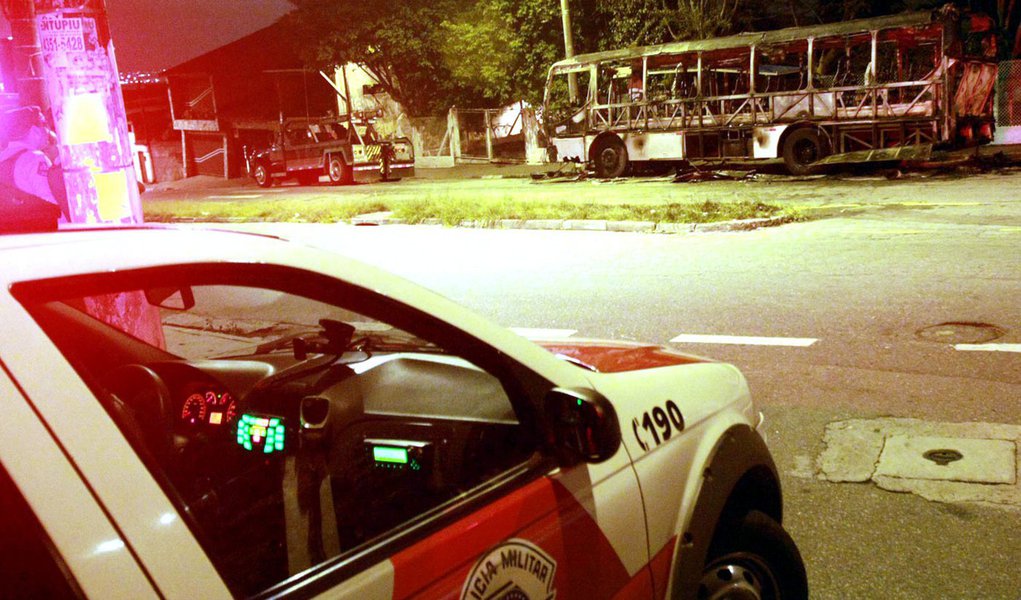 Ônibus volta a ser incendiado em São Paulo