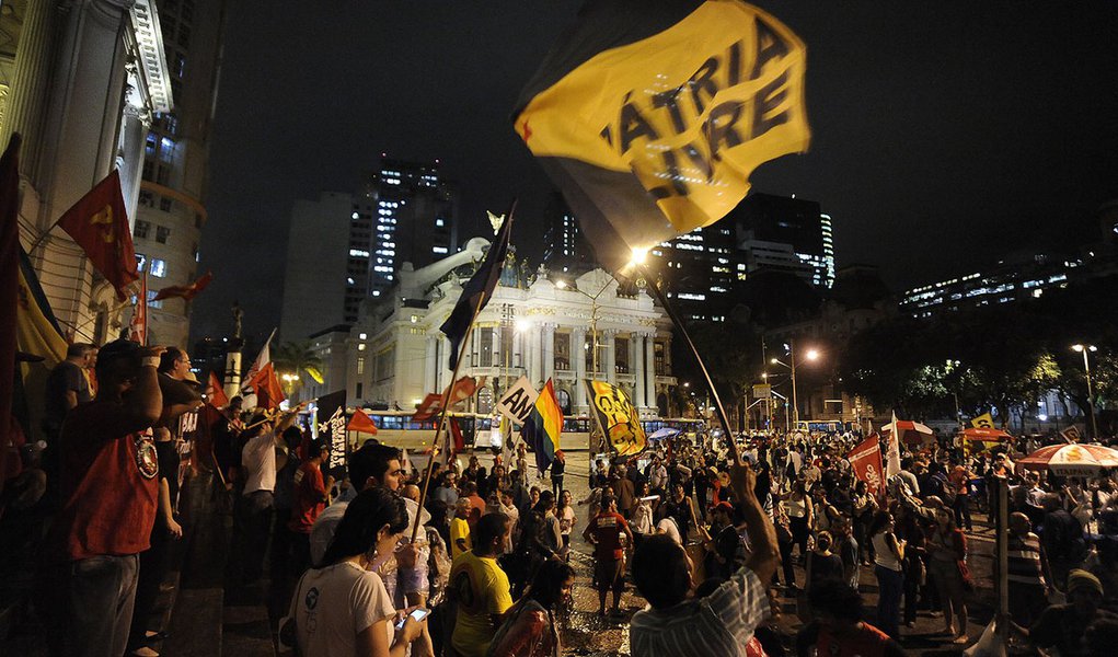 Rio de Janeiro - Manifestantes protestam em passeta no centro da cidade contra o leilão do Campo de Libra, o primeiro do pré-sal, marcado para a próxima segunda-feira (21). O ato na Avenida Rio Branco tem apoio de petroleiros, integrantes da Via Campesina